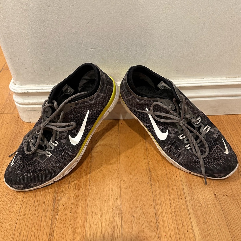 Nike Women’s  Black and Gray Pendelton Print Athletic Shoes - Picture 4 of 7